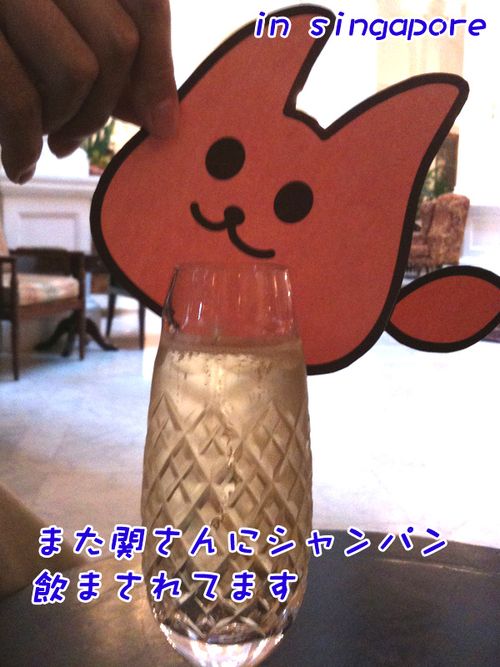 トフン・・・フフフ・・（ホテルでまた関さんにシャンパン飲まされました、と言っている）